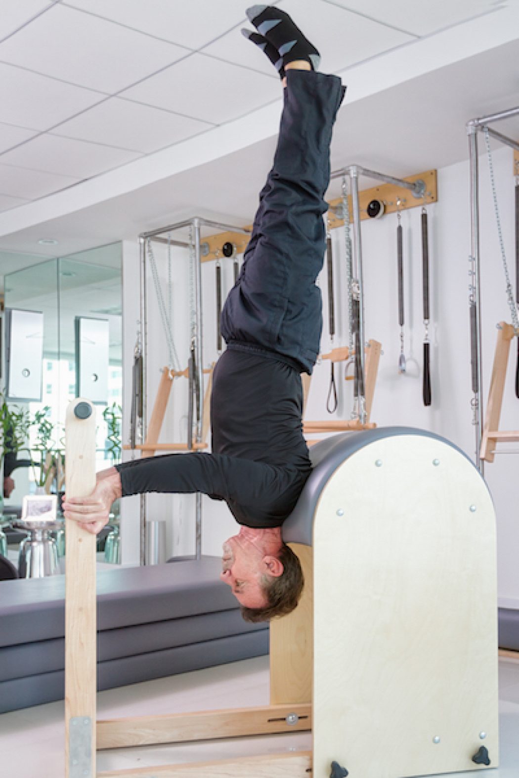 Equipment: Ladder Barrel – Exercise: Advanced Handstand